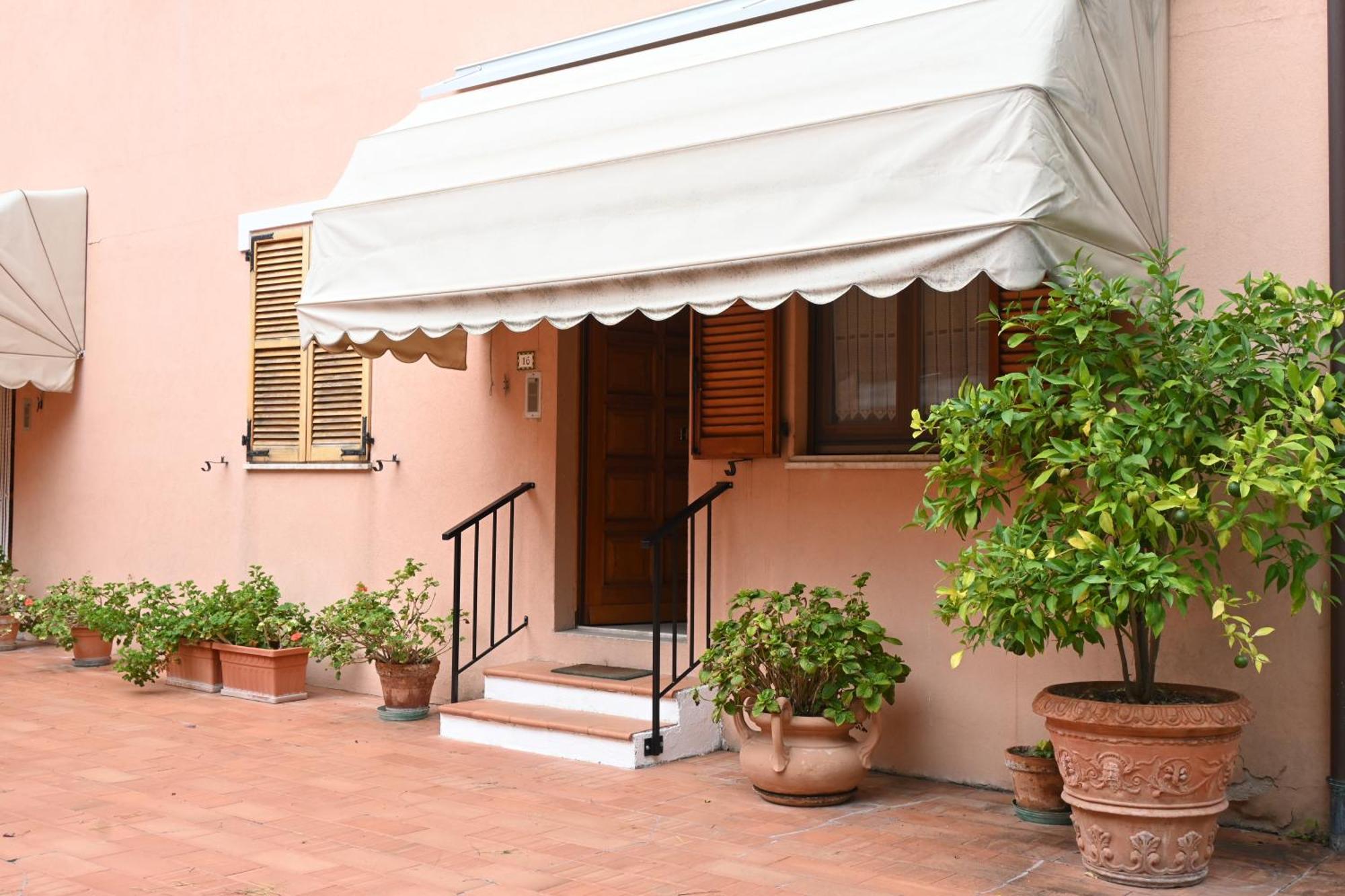 N080 - Numana, Bilocale Con Terrazzo In Centro Apartment Sirolo Bagian luar foto