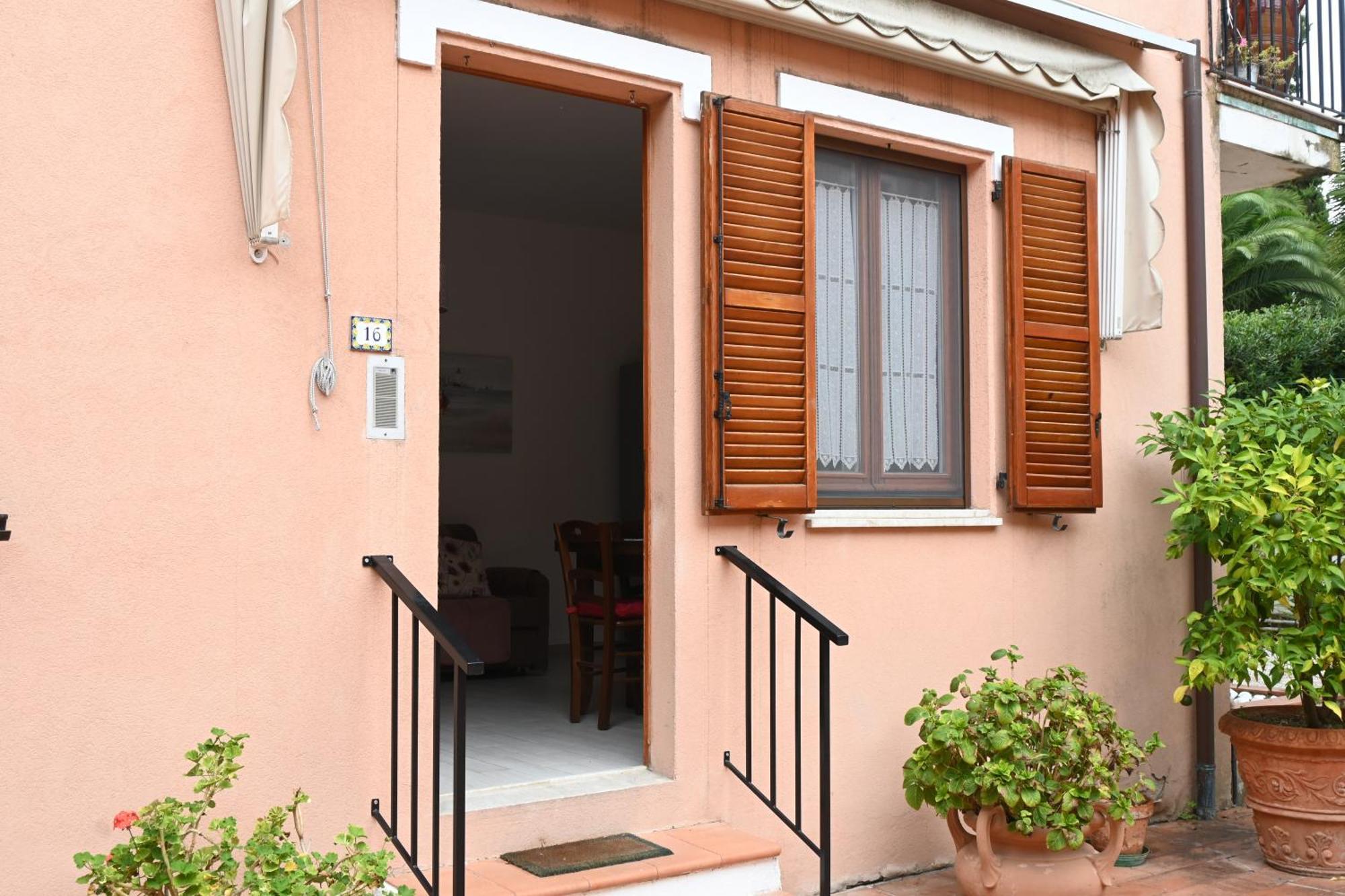 N080 - Numana, Bilocale Con Terrazzo In Centro Apartment Sirolo Bagian luar foto