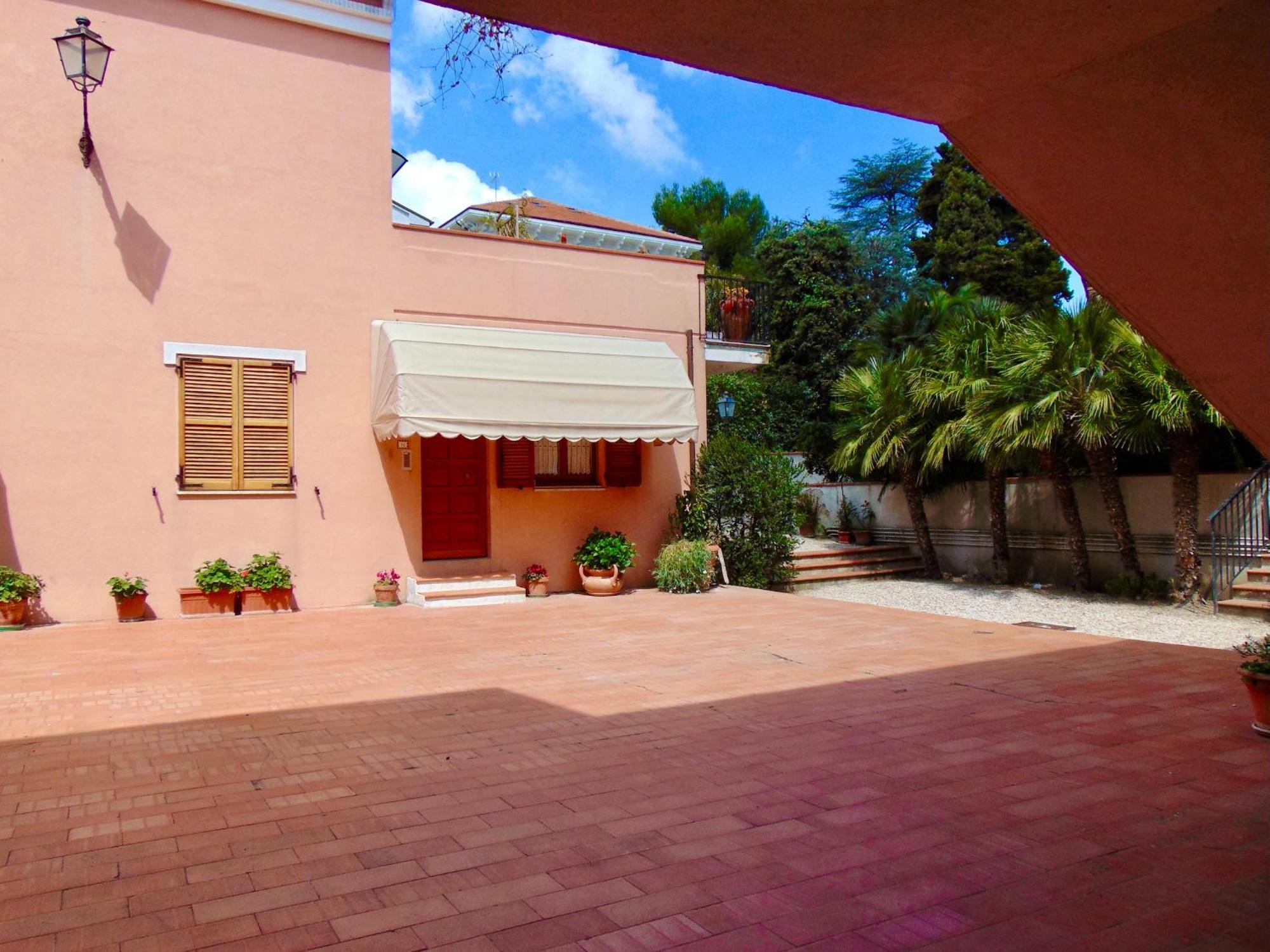 N080 - Numana, Bilocale Con Terrazzo In Centro Apartment Sirolo Bagian luar foto